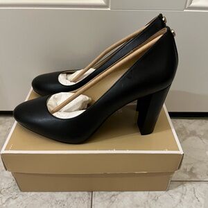 Michael Kors size 8 black pumps